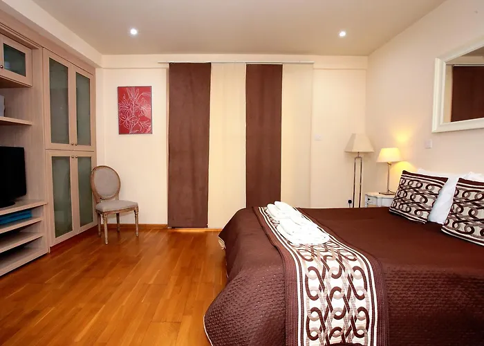 Ithaki Phinikoudes 307 *